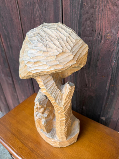 Vintage Holzschnitzerei "Mann unter Pilz" Schwarzwald handgeschnitzt deutsche Volkskunst