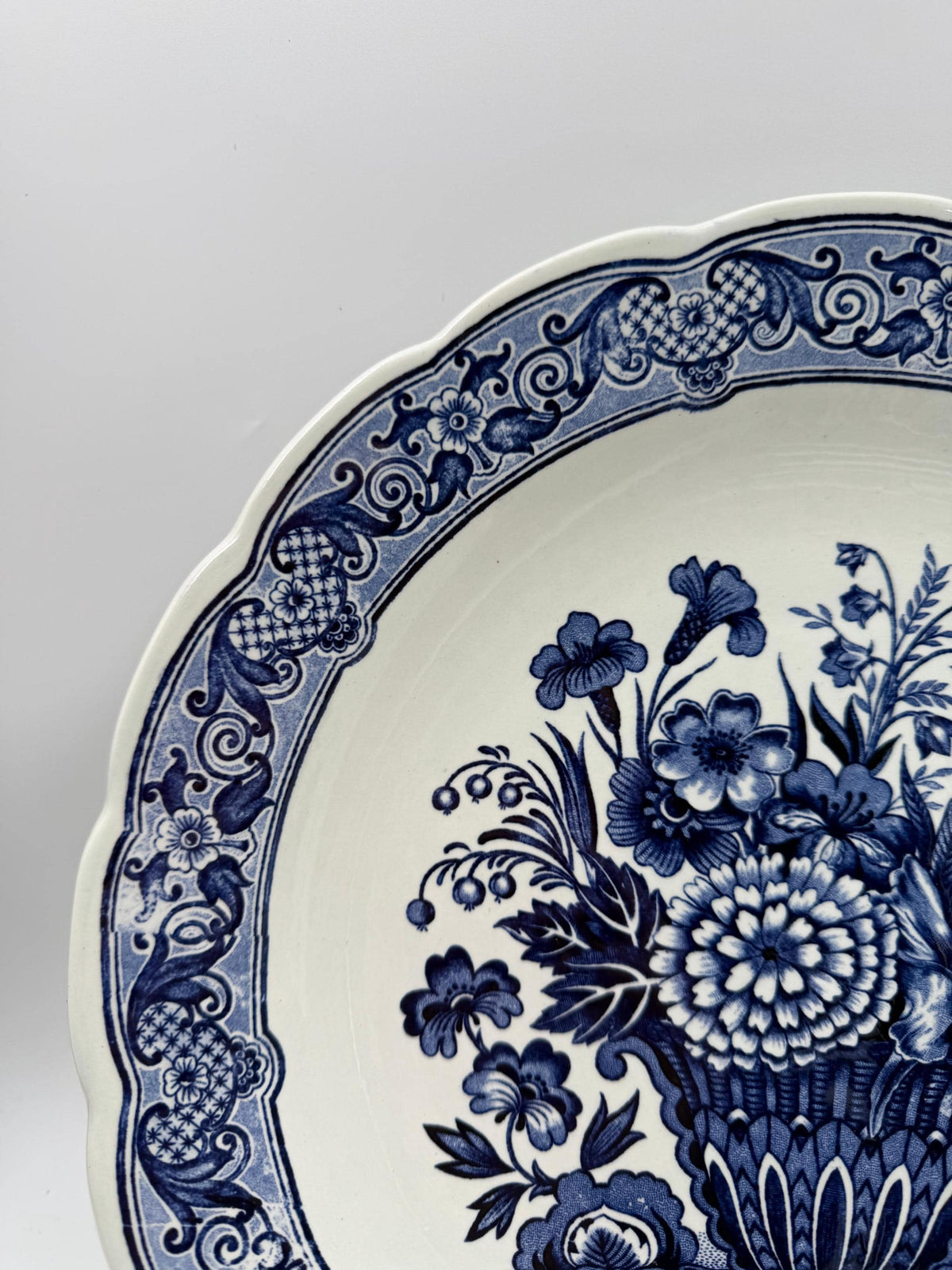 Vintage Wandteller von Royal Sphinx Maastricht im Delfter Blau-Weiß Stil mit Blumenkorb Motiv