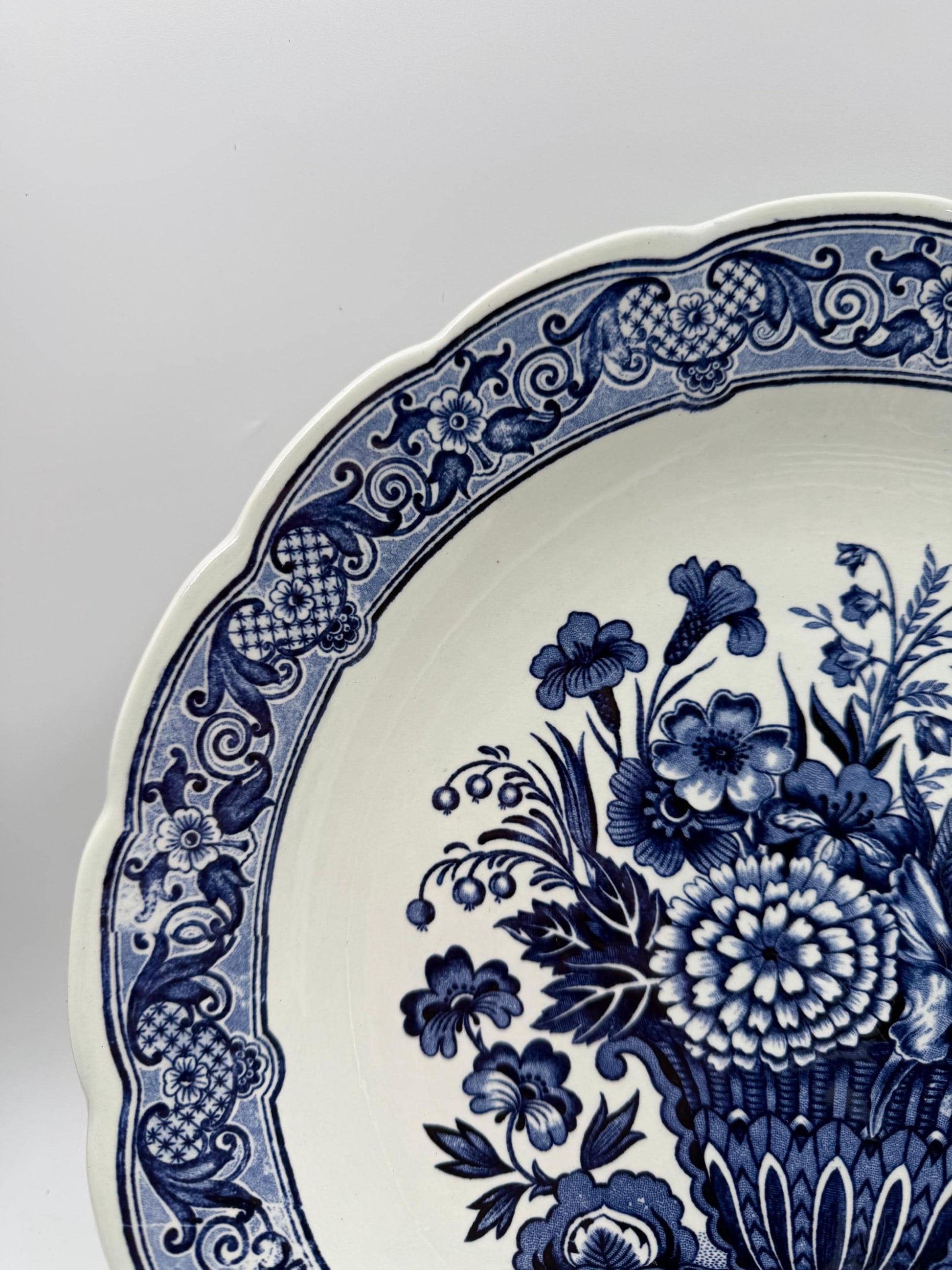 Vintage Wandteller von Royal Sphinx Maastricht im Delfter Blau-Weiß Stil mit Blumenkorb Motiv