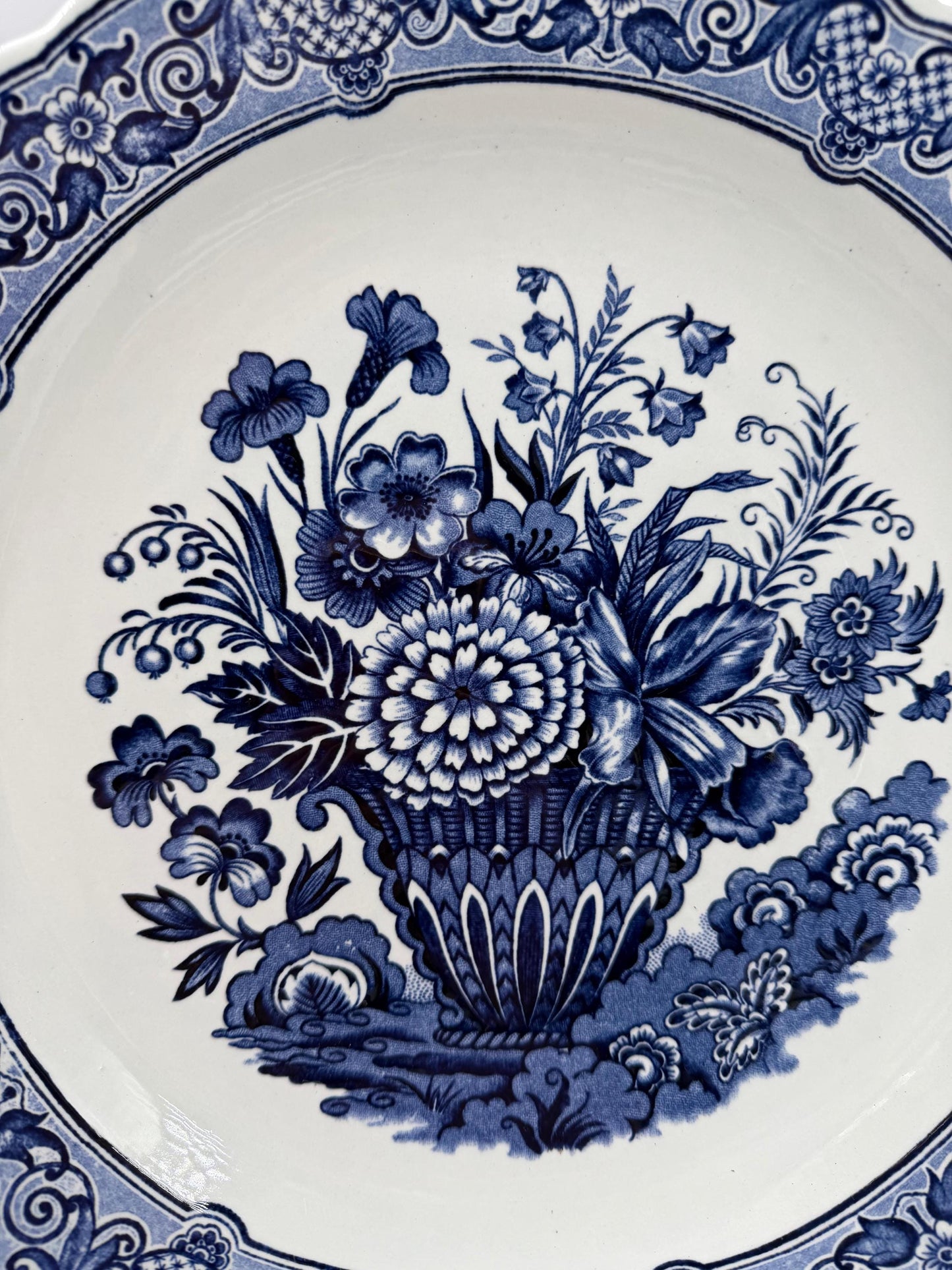 Vintage Wandteller von Royal Sphinx Maastricht im Delfter Blau-Weiß Stil mit Blumenkorb Motiv
