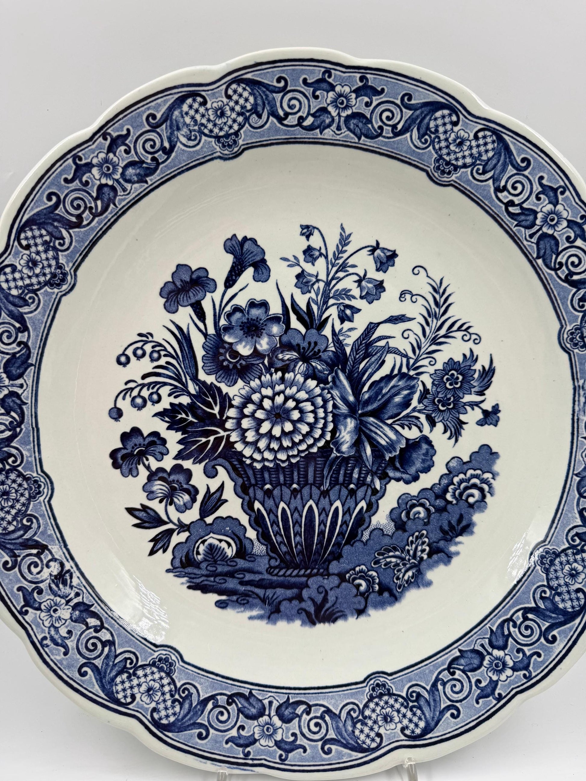 Vintage Wandteller von Royal Sphinx Maastricht im Delfter Blau-Weiß Stil mit Blumenkorb Motiv