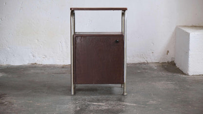 Bauhaus Nachttisch aus Stahlrohr, restaurierungsbedürftig