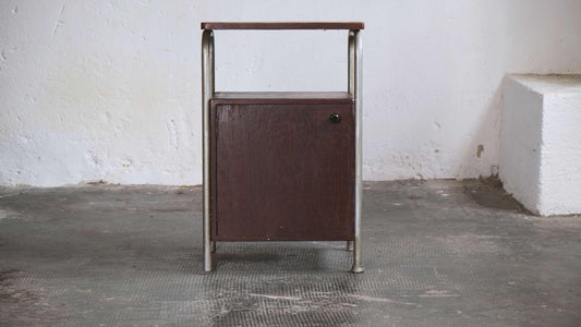 Bauhaus Nachttisch aus Stahlrohr, restaurierungsbedürftig