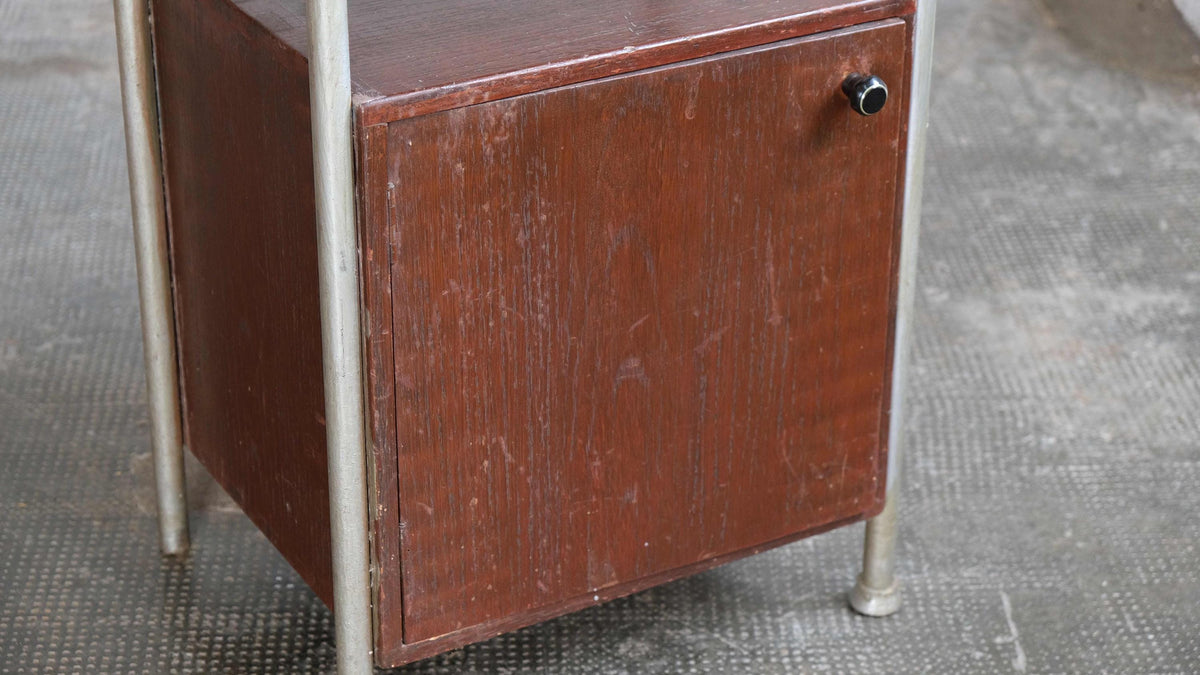 Bauhaus Nachttisch aus Stahlrohr, restaurierungsbedürftig