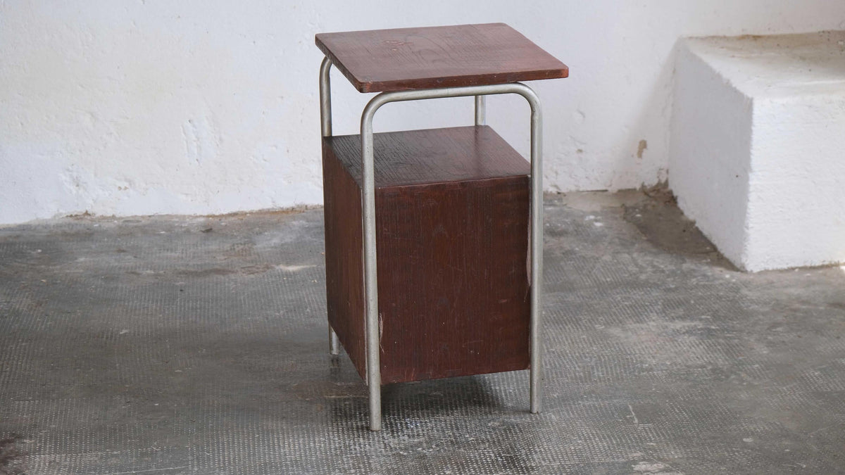 Bauhaus Nachttisch aus Stahlrohr, restaurierungsbedürftig