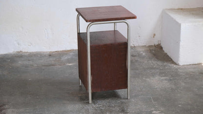 Bauhaus Nachttisch aus Stahlrohr, restaurierungsbedürftig