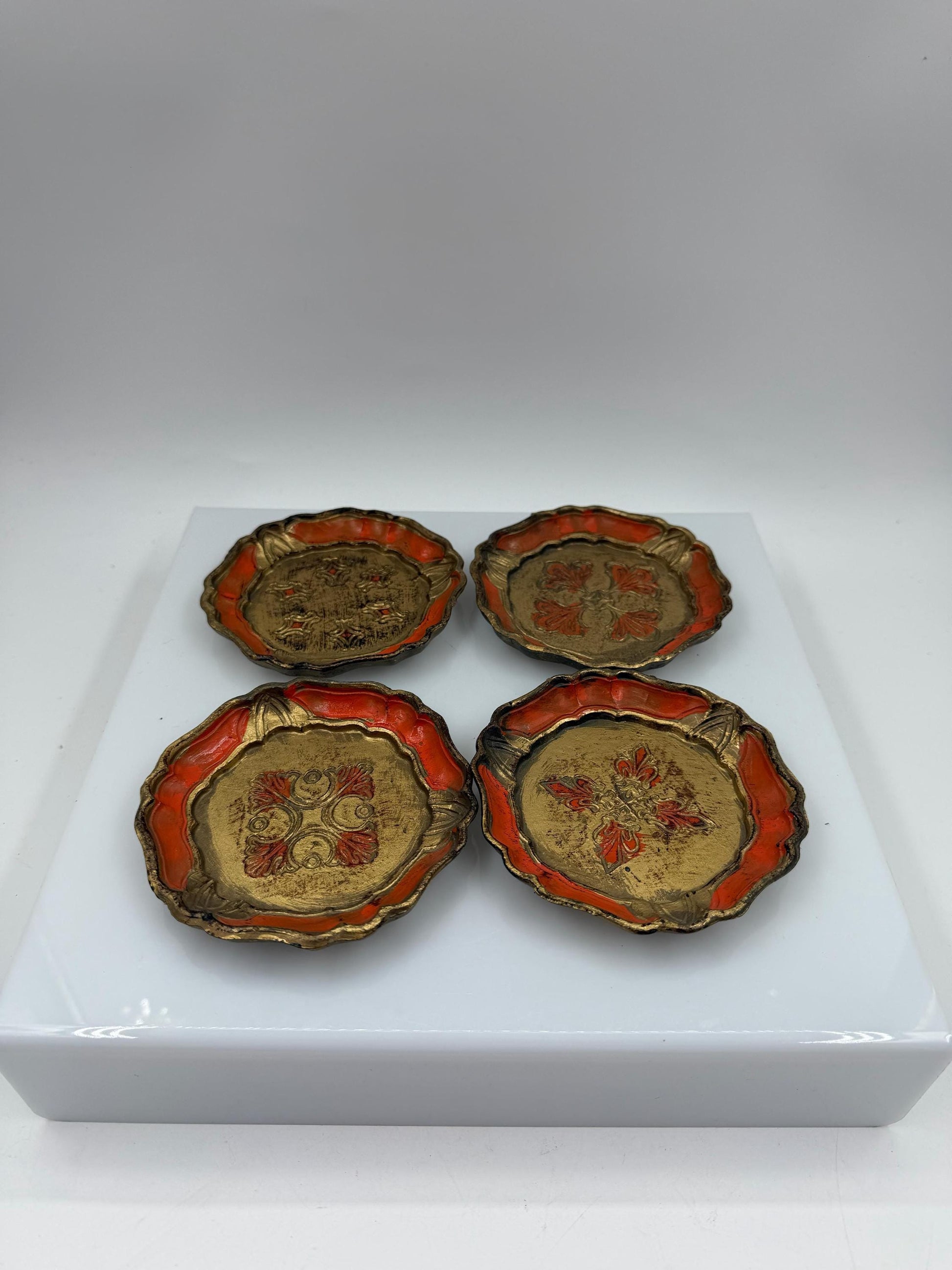 Set von 4 Vintage Untersetzer im Florentiner Stil Gold Rot vergoldetes Holz Made in Italy
