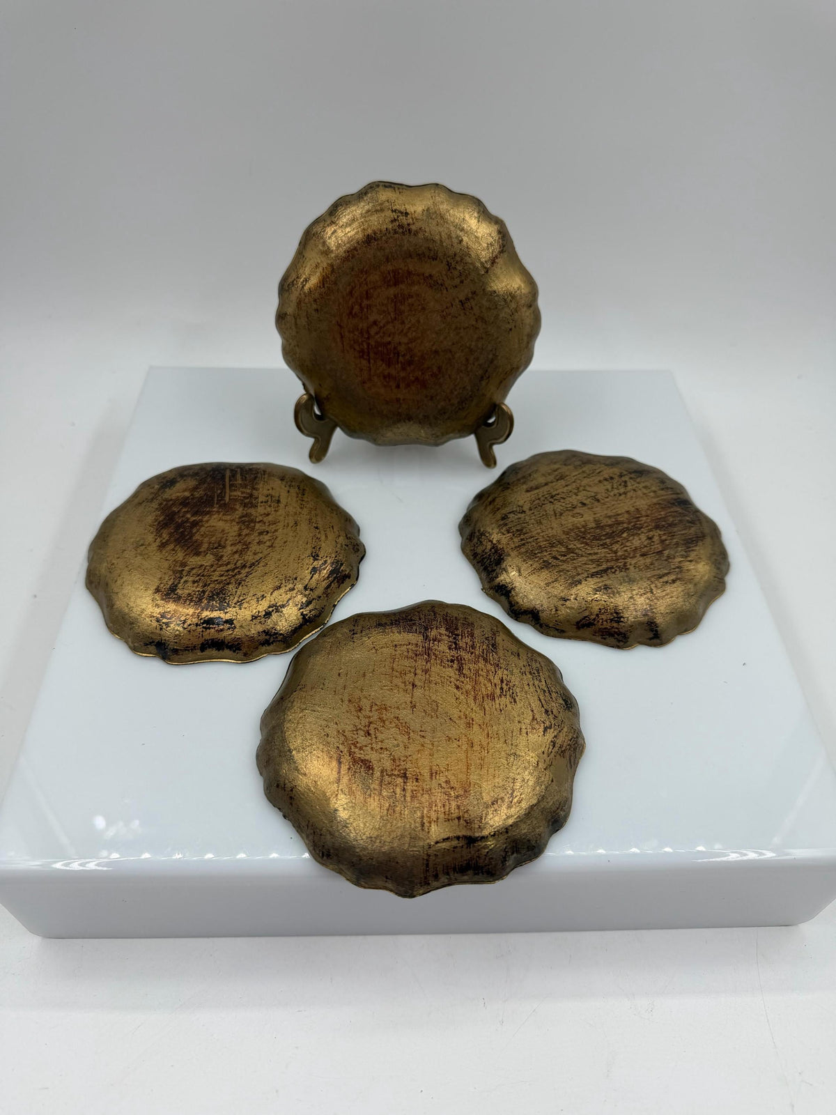 Set von 4 Vintage Untersetzer im Florentiner Stil Gold Rot vergoldetes Holz Made in Italy