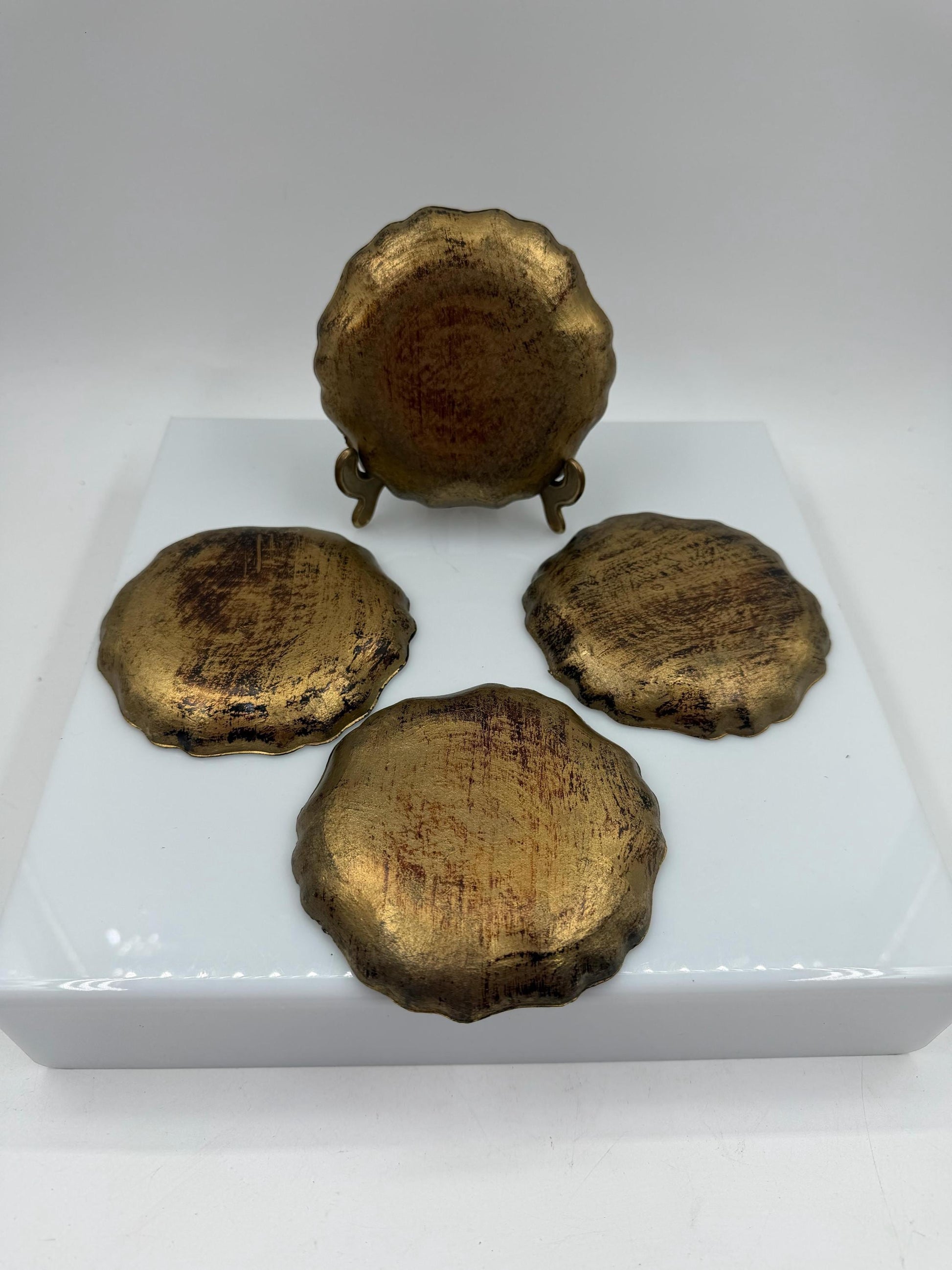 Set von 4 Vintage Untersetzer im Florentiner Stil Gold Rot vergoldetes Holz Made in Italy