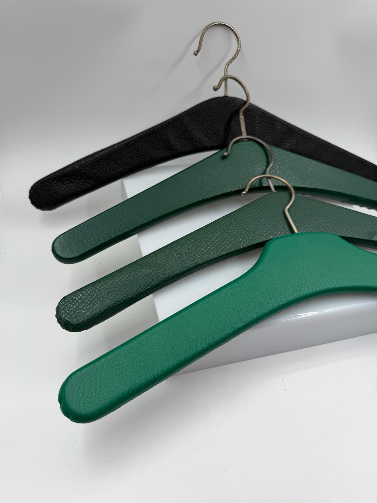 Vintage Kleiderbügel Set aus Kunstleder mit Nieten in Grün und Schwarz