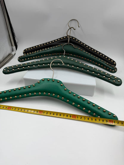 Vintage Kleiderbügel Set aus Kunstleder mit Nieten in Grün und Schwarz