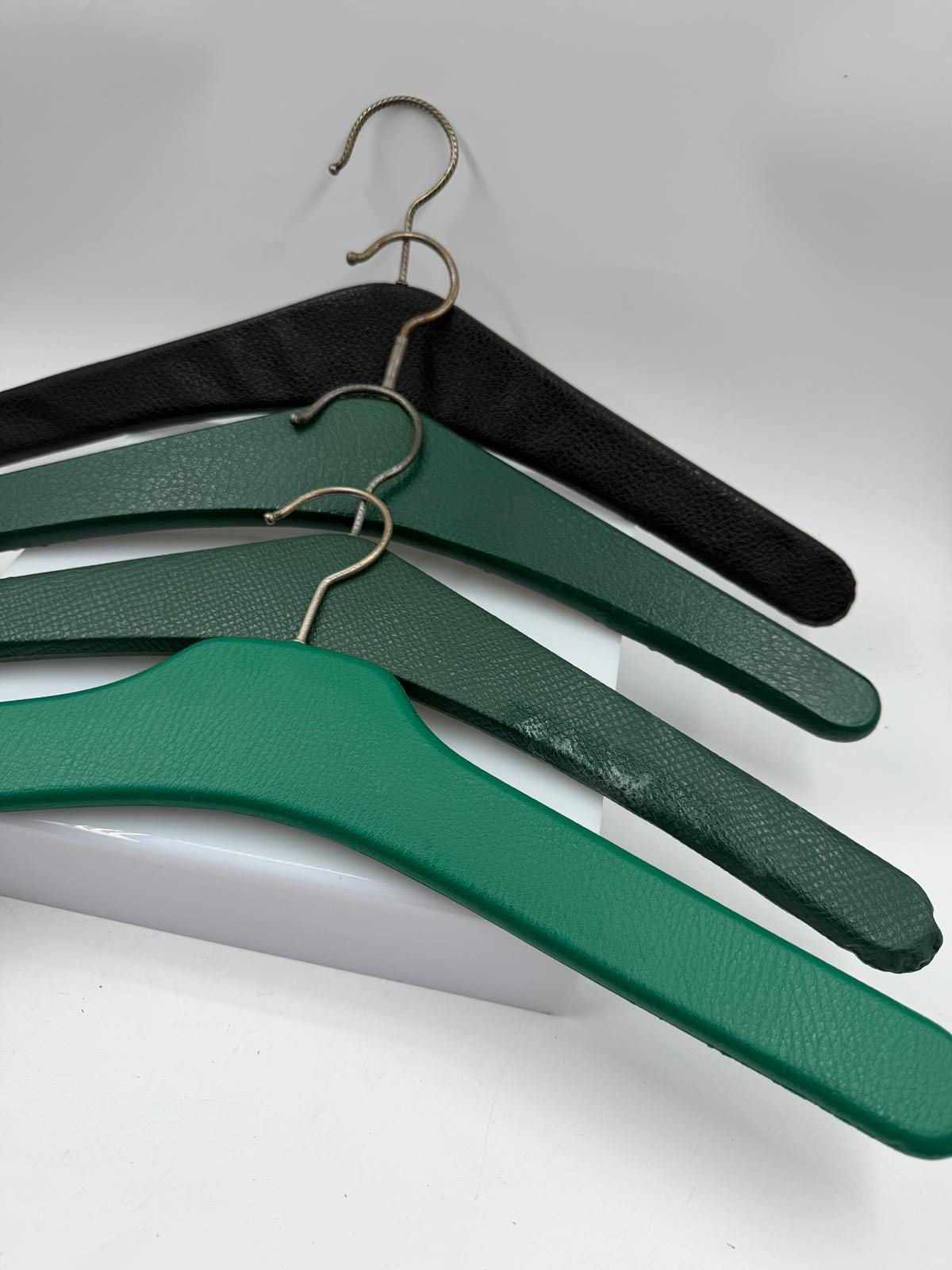 Vintage Kleiderbügel Set aus Kunstleder mit Nieten in Grün und Schwarz