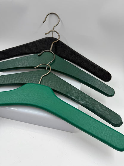 Vintage Kleiderbügel Set aus Kunstleder mit Nieten in Grün und Schwarz