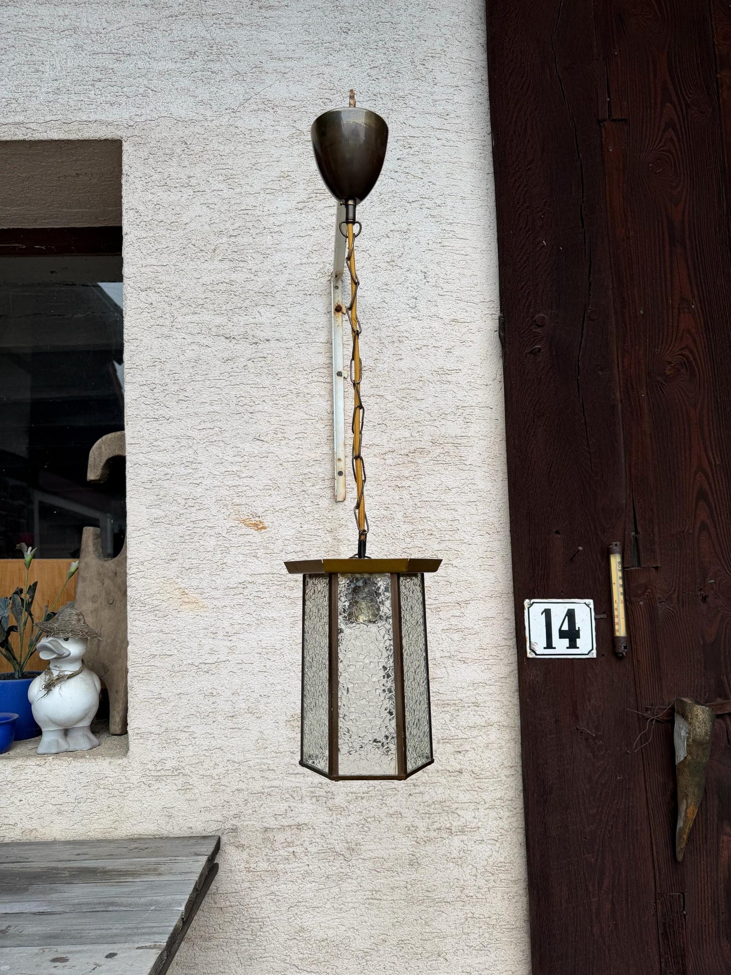 Vintage Pendelleuchte aus Messing mit Kette und gelbem Stoffkabel