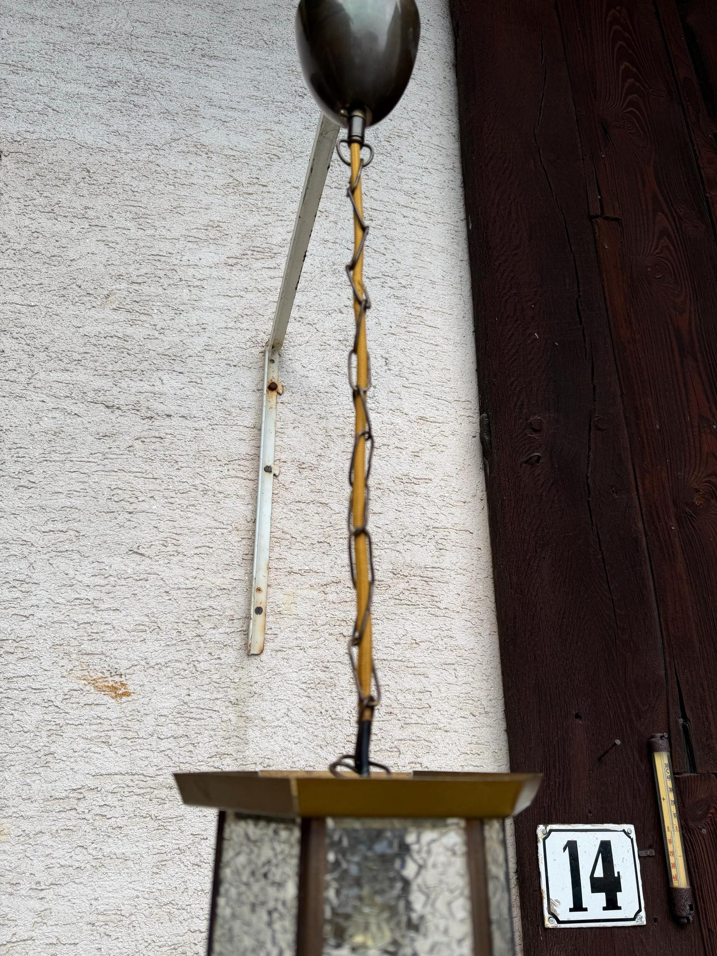 Vintage Pendelleuchte aus Messing mit Kette und gelbem Stoffkabel