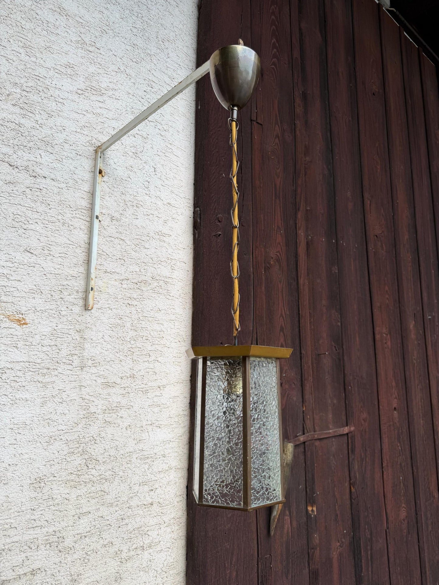 Vintage Pendelleuchte aus Messing mit Kette und gelbem Stoffkabel