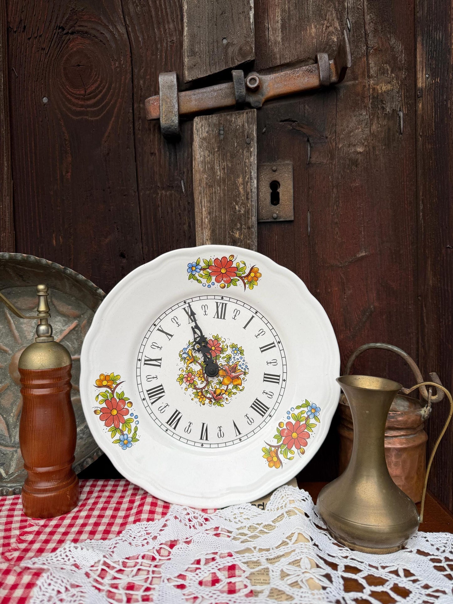 Vintage Keramik Wanduhr Weiß Floral Landhausstil mit Römischen Ziffern
