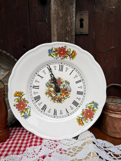 Vintage Keramik Wanduhr Weiß Floral Landhausstil mit Römischen Ziffern
