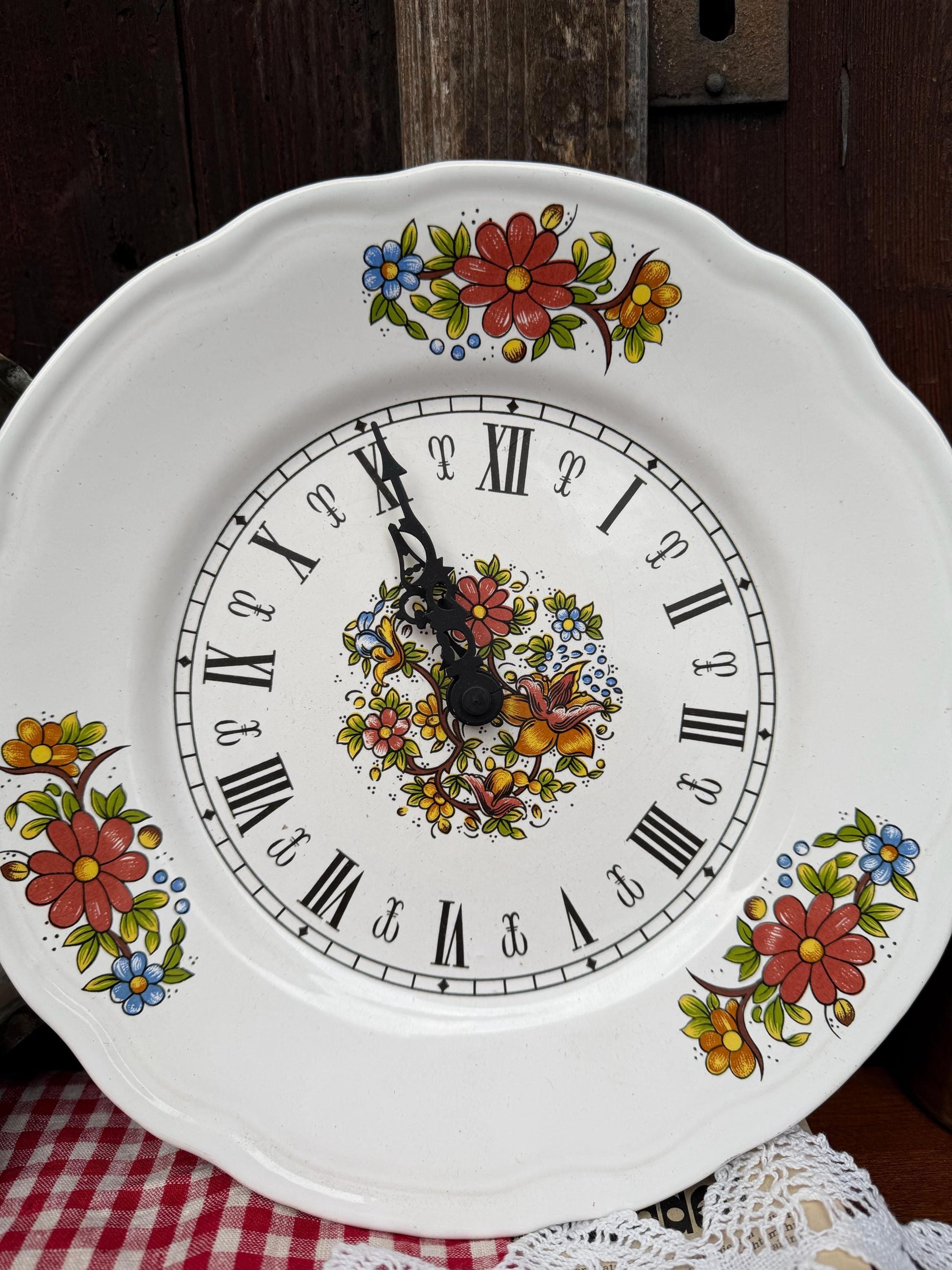 Vintage Keramik Wanduhr Weiß Floral Landhausstil mit Römischen Ziffern