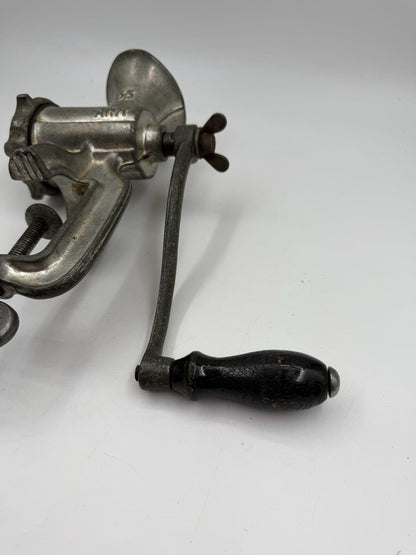 Vintage Fleischwolf "AWR No. 55" aus Gusseisen mit Tischklemme und Handkurbel