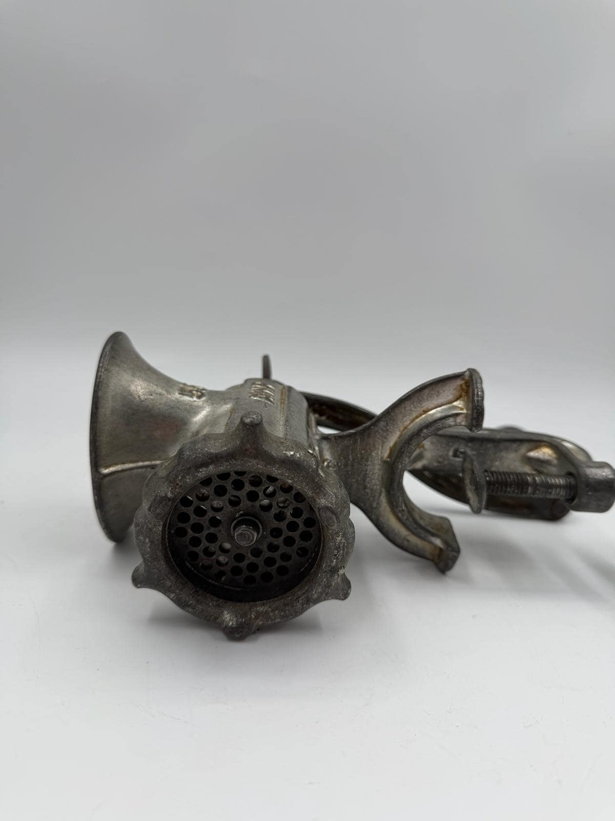 Vintage Fleischwolf "AWR No. 55" aus Gusseisen mit Tischklemme und Handkurbel