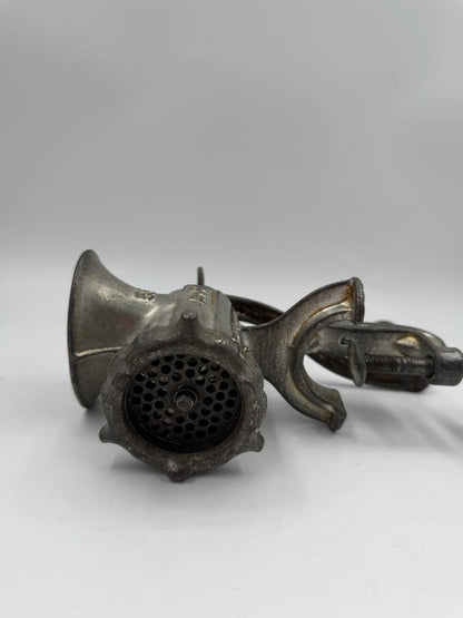 Vintage Fleischwolf "AWR No. 55" aus Gusseisen mit Tischklemme und Handkurbel