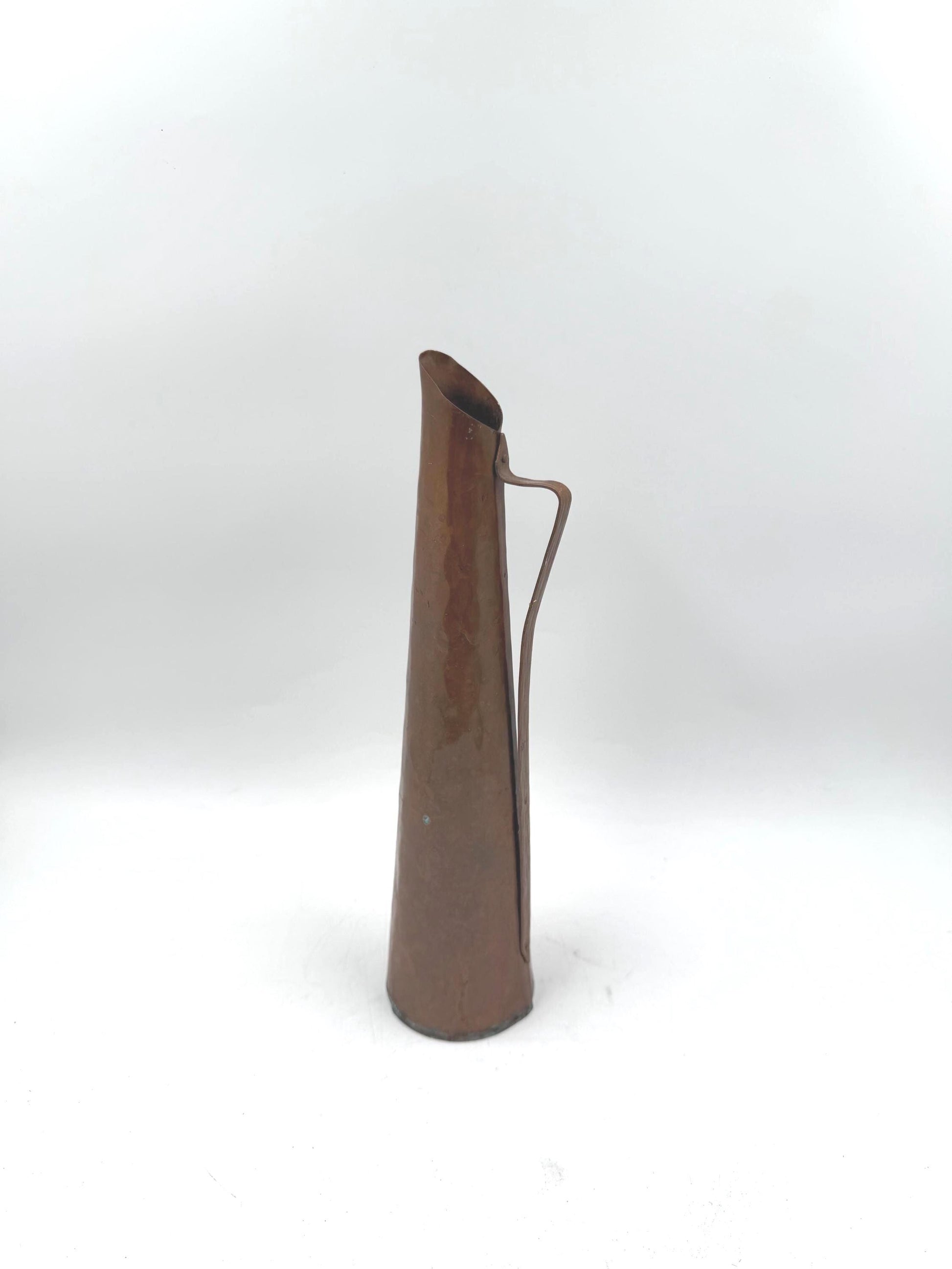 Vintage Kupferkrug, gehämmert, konische Form mit geometrischem Griff, ca. 28 cm