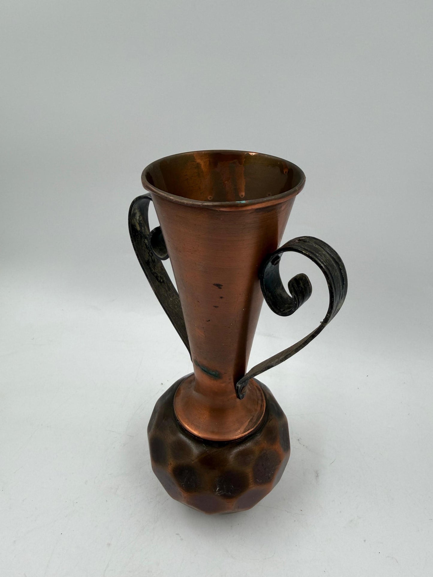 Vintage Kupfervase mit Schmiedeeisen-Griffen, gehämmert