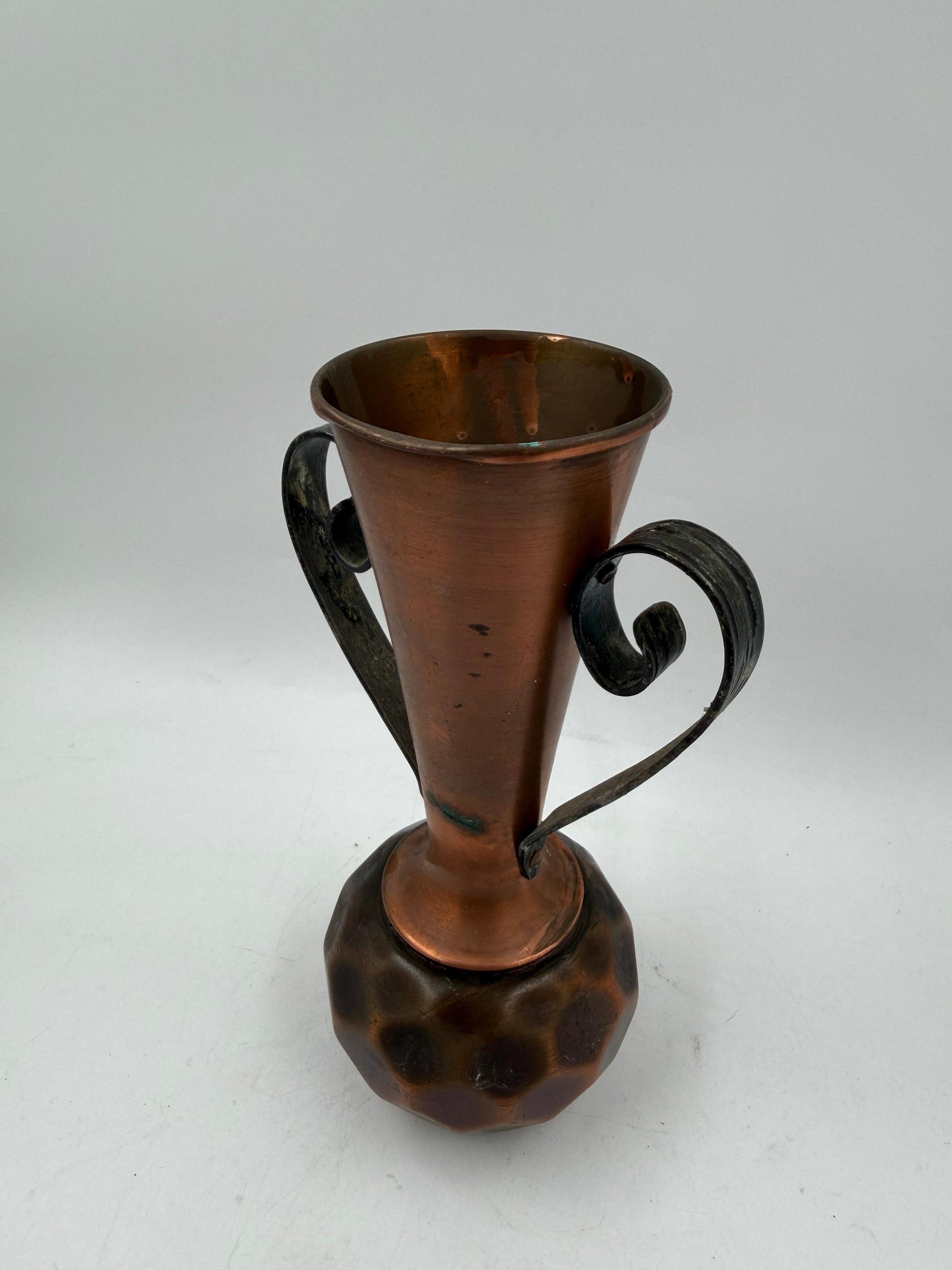 Vintage Kupfervase mit Schmiedeeisen-Griffen, gehämmert