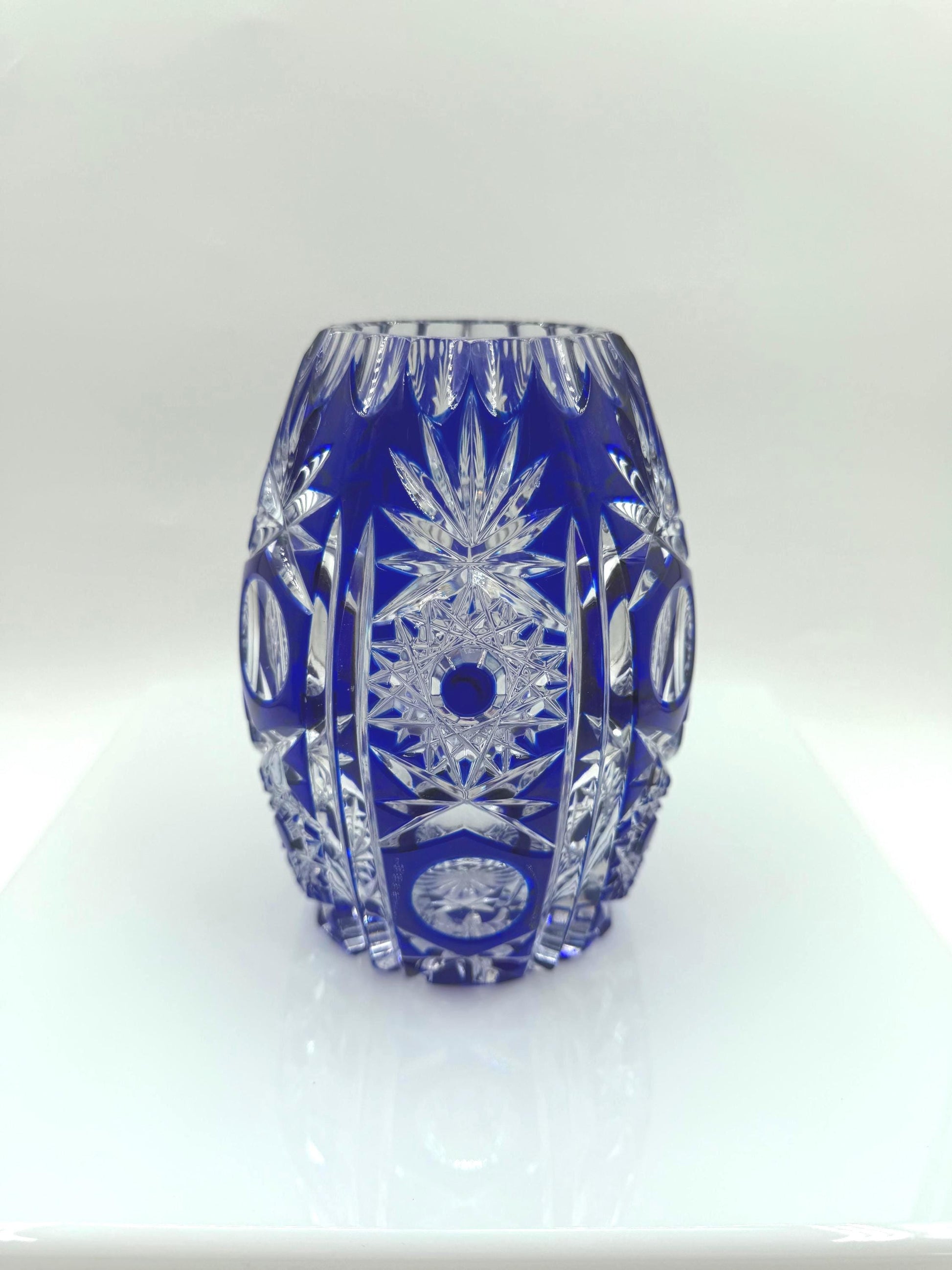 Vintage Kristallglas Vase von Nachtmann mit blauem Überfangglas und Handschliff
