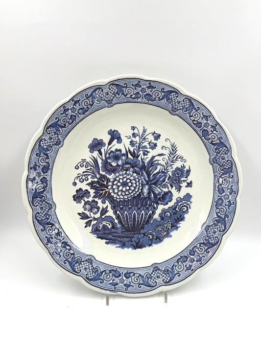 Vintage Wandteller von Royal Sphinx Maastricht im Delfter Blau-Weiß Stil mit Blumenkorb Motiv
