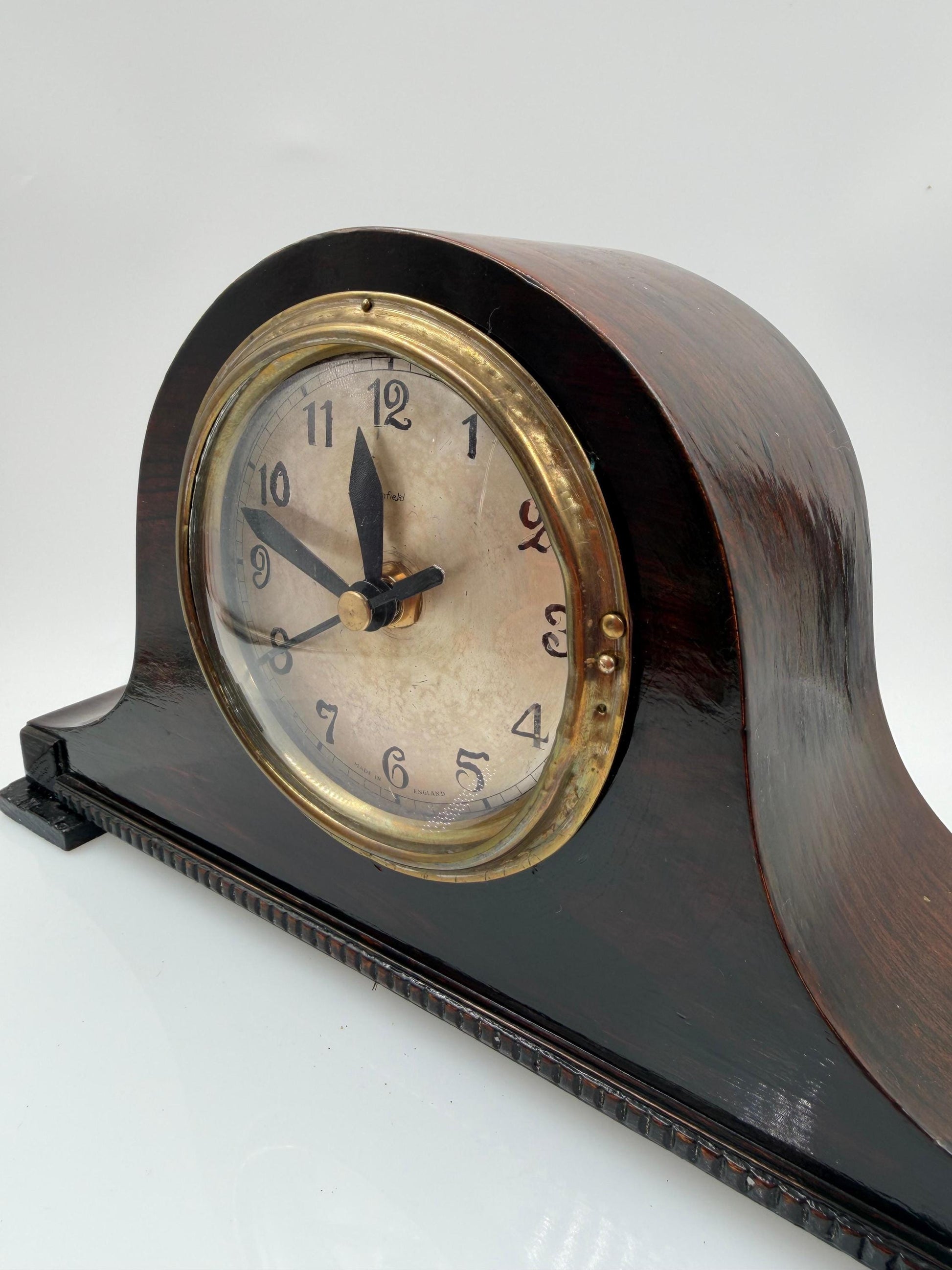 Vintage Kaminuhr im französischen Stil mit Quarzwerk und dunkelbraunem Holzgehäuse