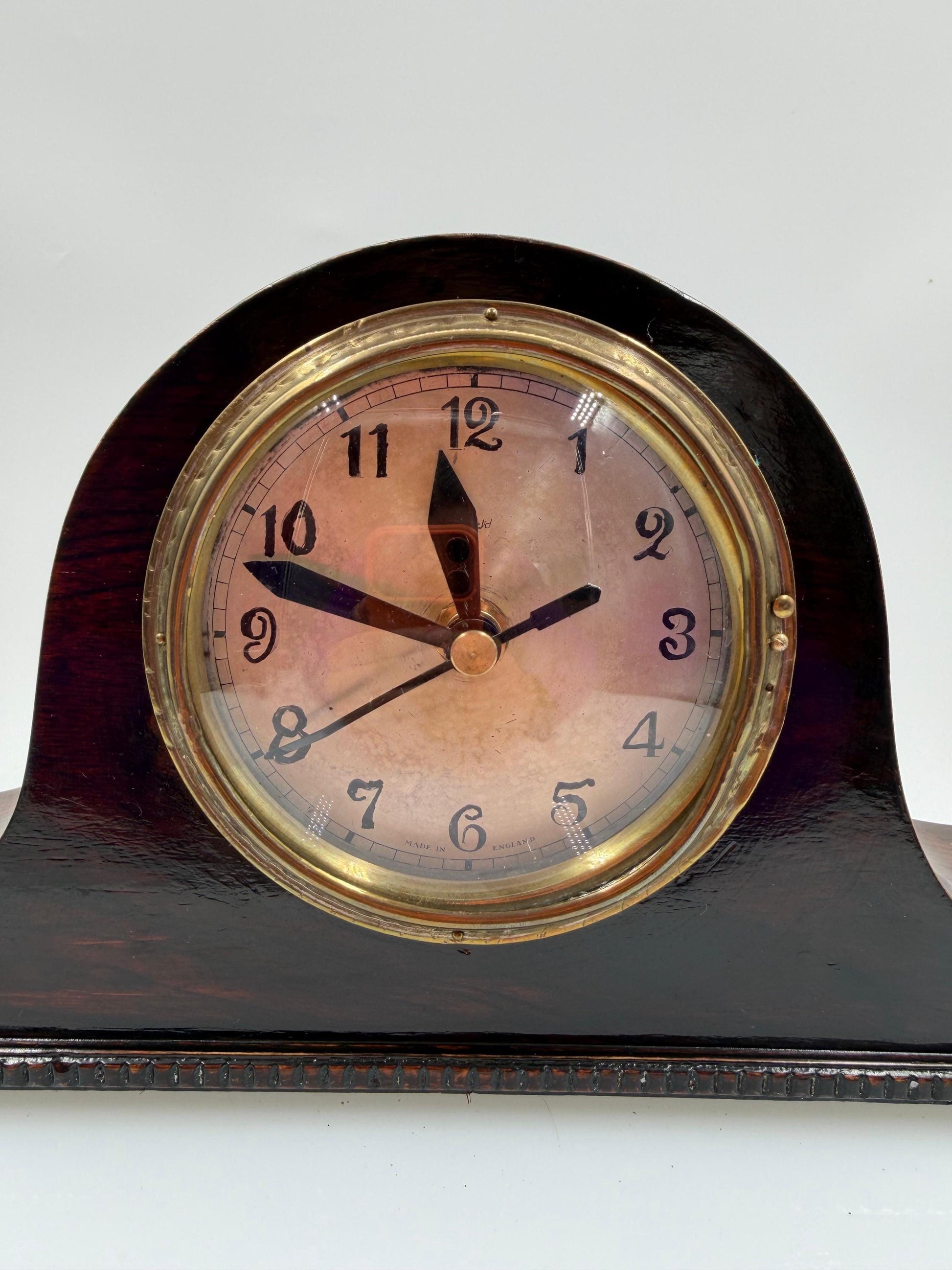 Vintage Kaminuhr im französischen Stil mit Quarzwerk und dunkelbraunem Holzgehäuse