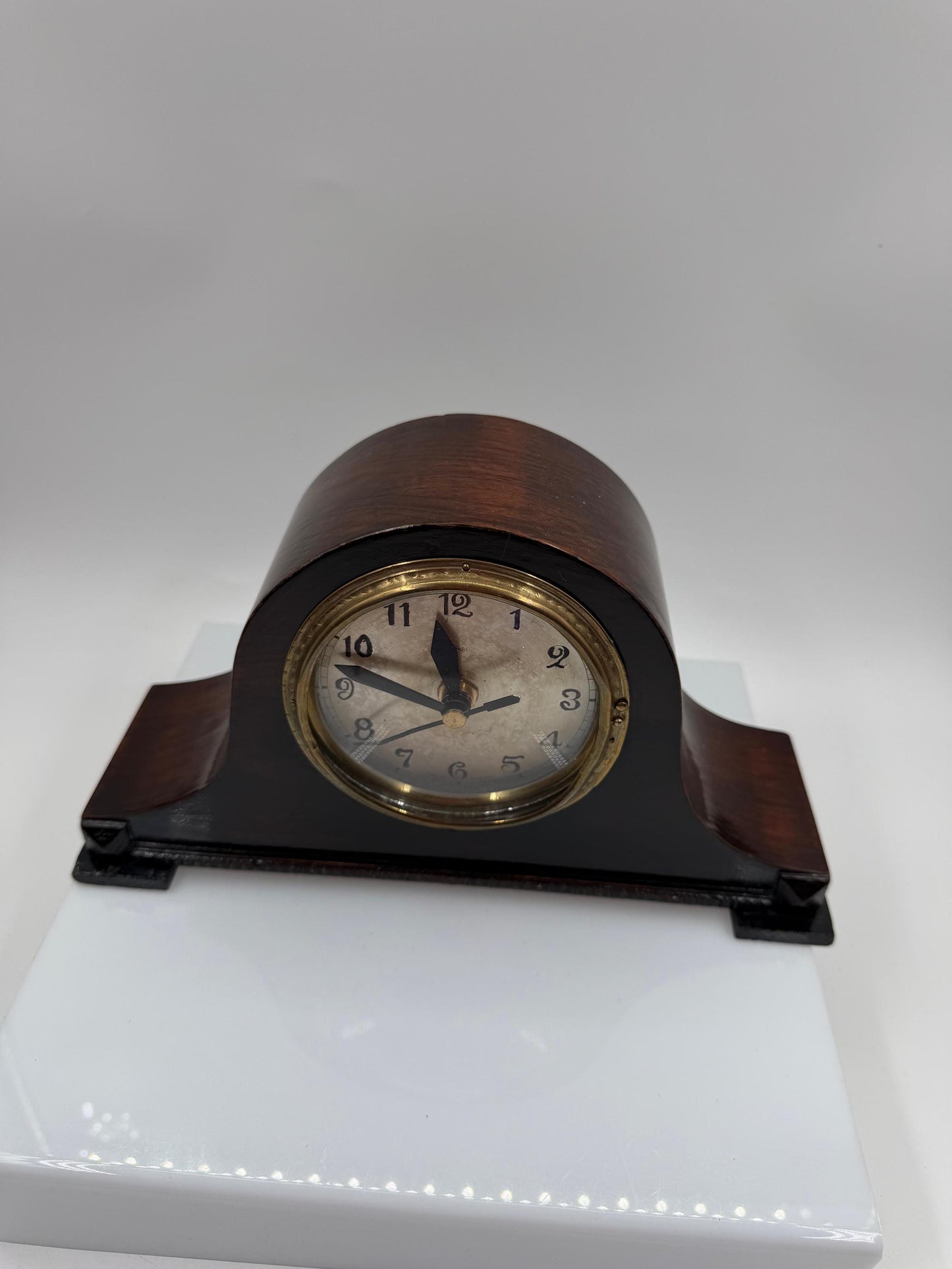 Vintage Kaminuhr im französischen Stil mit Quarzwerk und dunkelbraunem Holzgehäuse