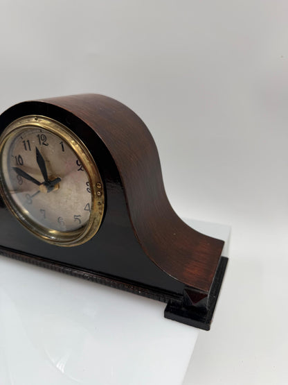 Vintage Kaminuhr im französischen Stil mit Quarzwerk und dunkelbraunem Holzgehäuse