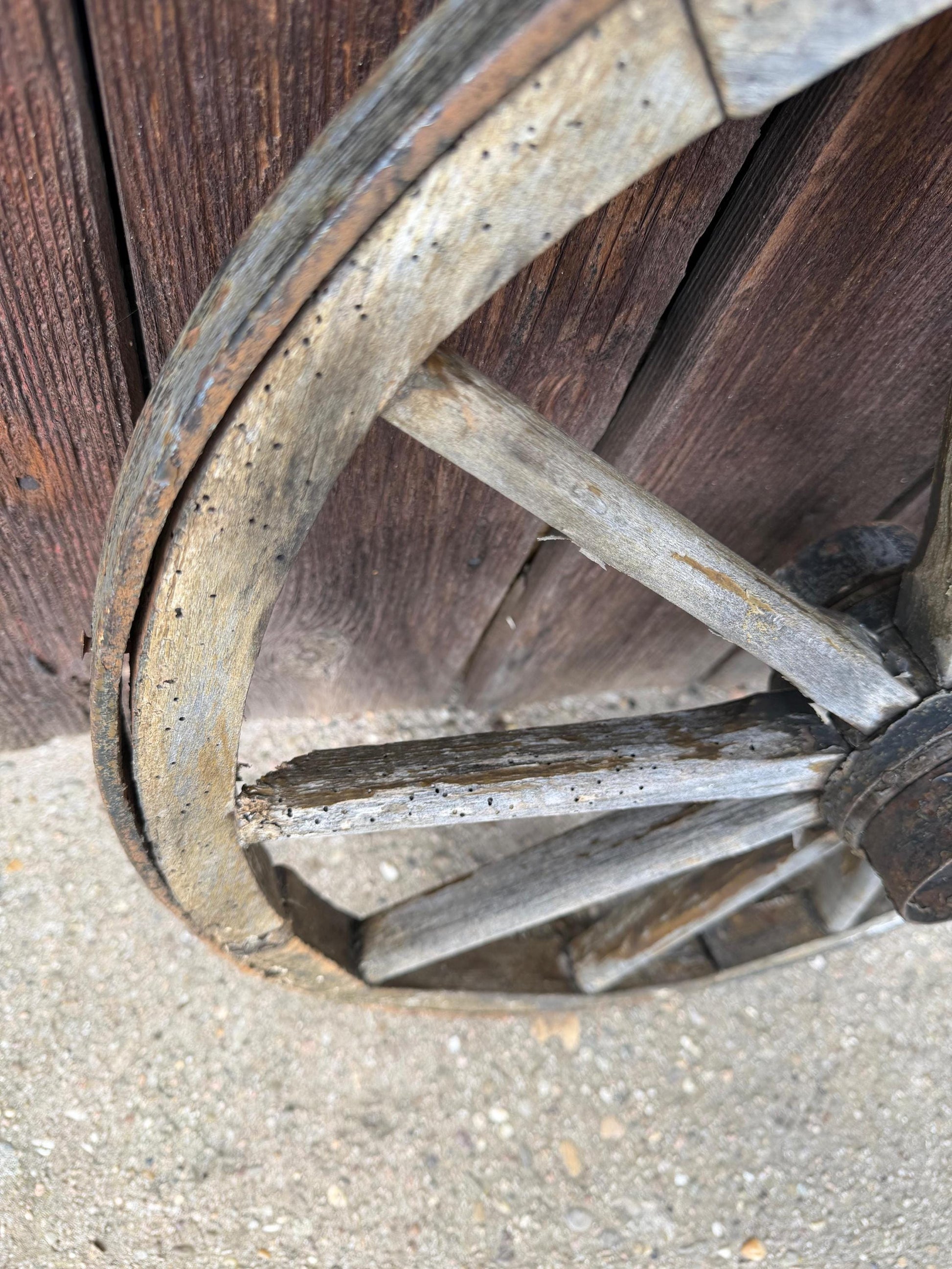 Vintage Wagenrad aus Holz mit Eisenfelge Ø 50cm