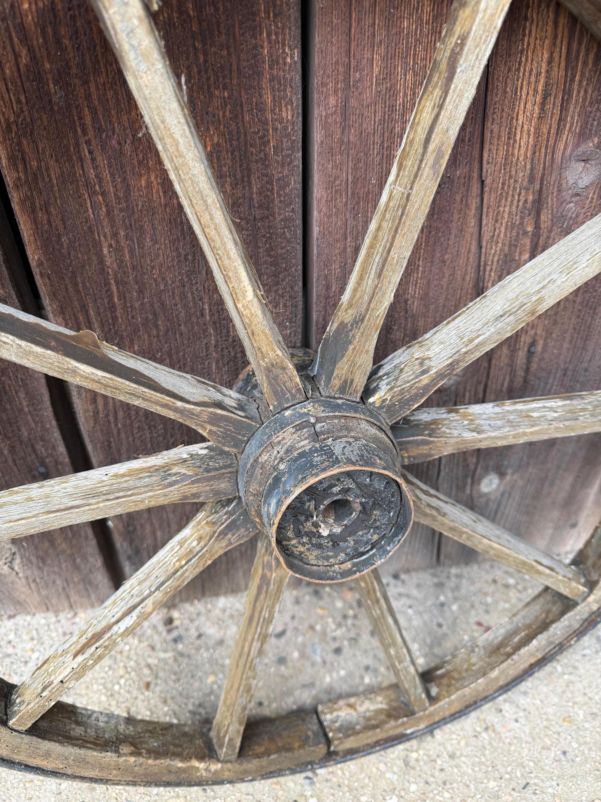 Vintage Wagenrad aus Holz mit Eisenfelge Ø 50cm