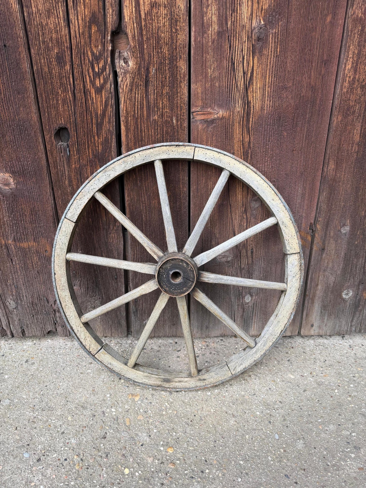 Vintage Wagenrad aus Holz mit Eisenreifen Ø 50cm