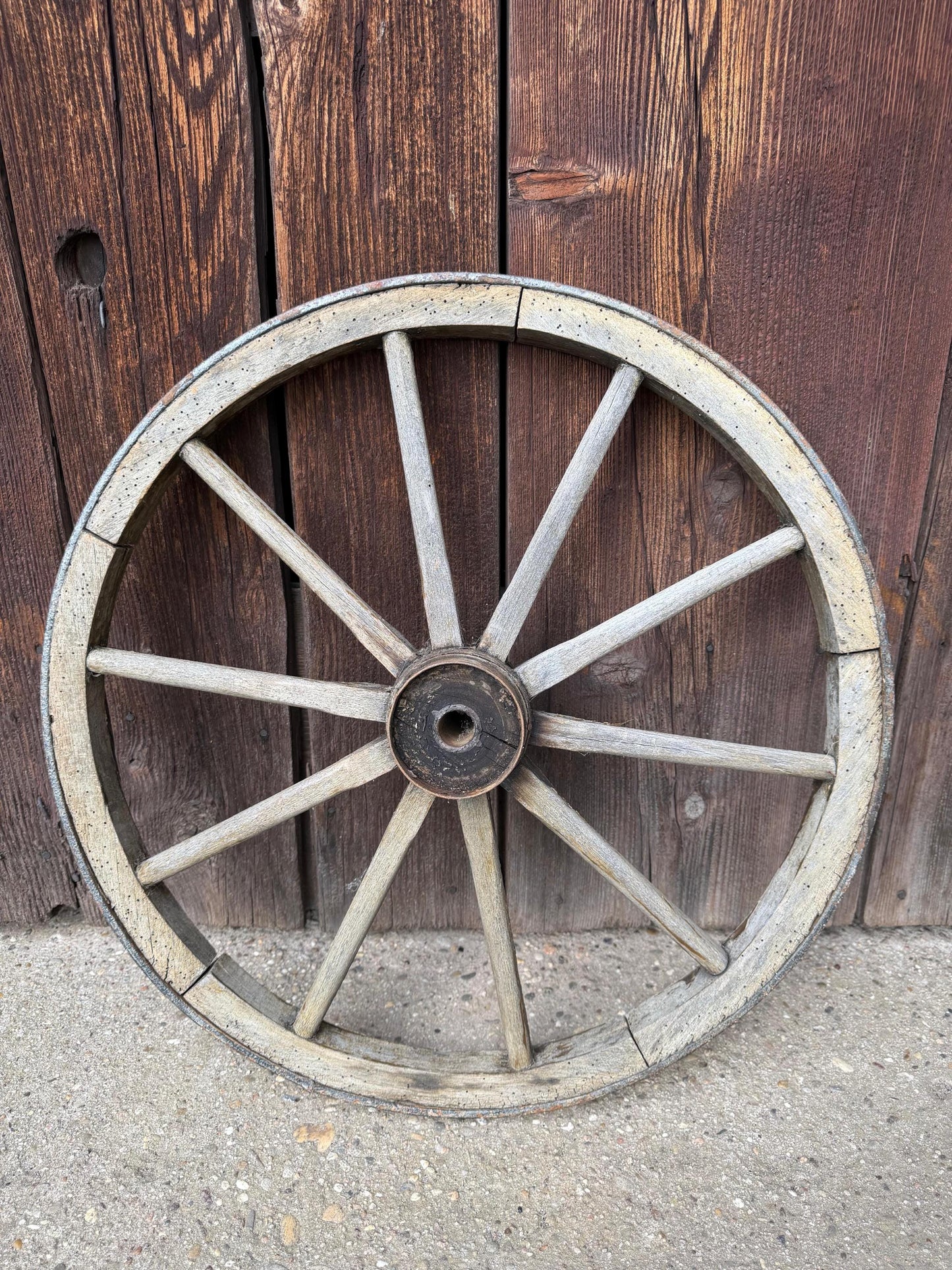 Vintage Wagenrad aus Holz mit Eisenreifen Ø 50cm