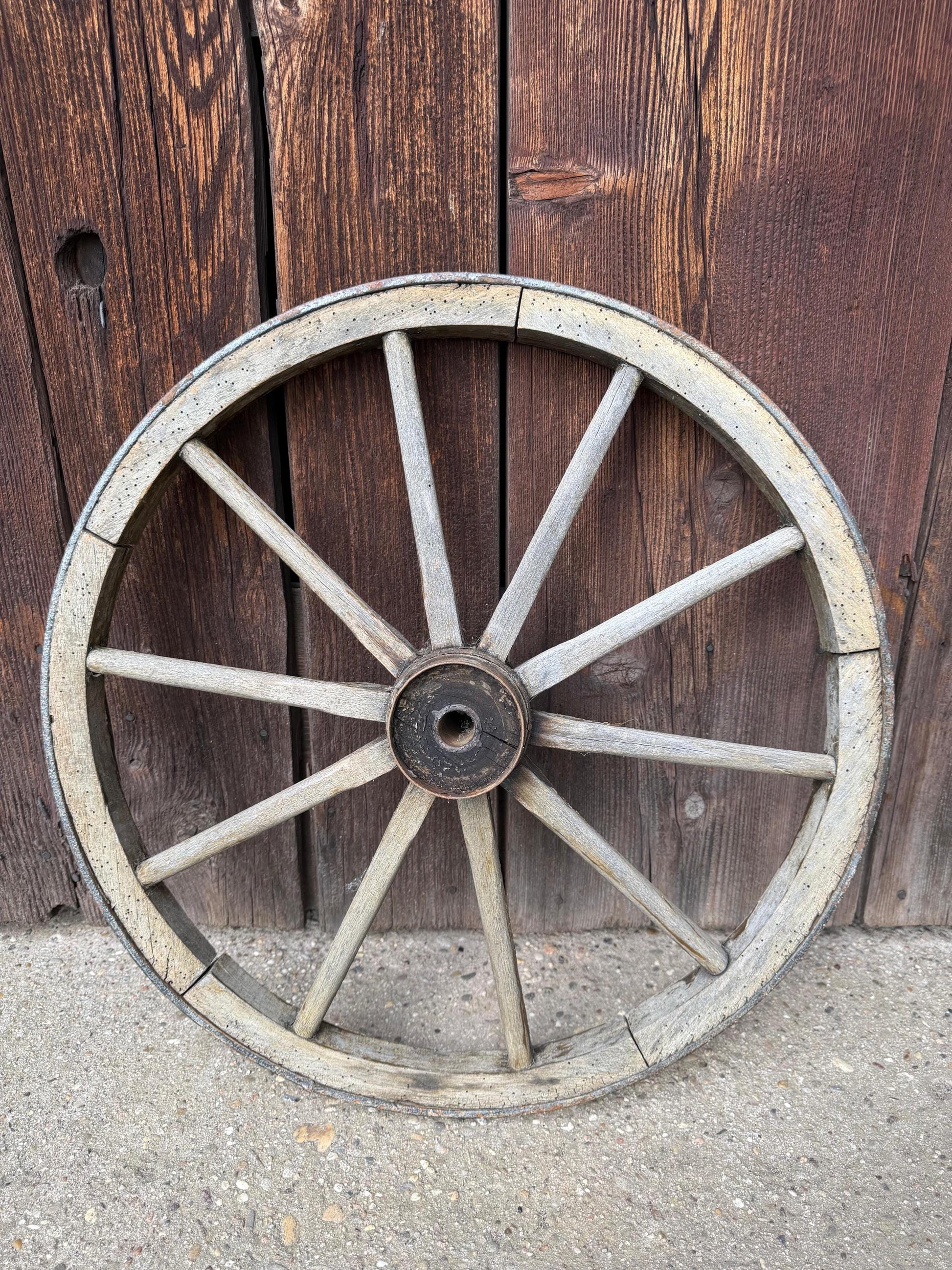 Vintage Wagenrad aus Holz mit Eisenreifen Ø 50cm