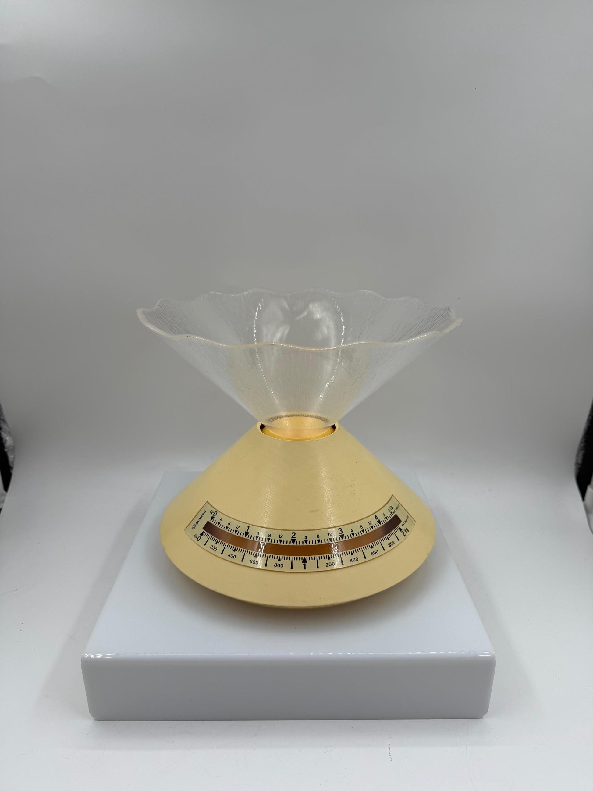 Vintage Space Age Küchenwaage in Pyramidenform Cremegelb 1970er