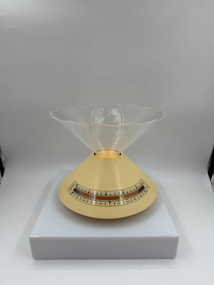 Vintage Space Age Küchenwaage in Pyramidenform Cremegelb 1970er