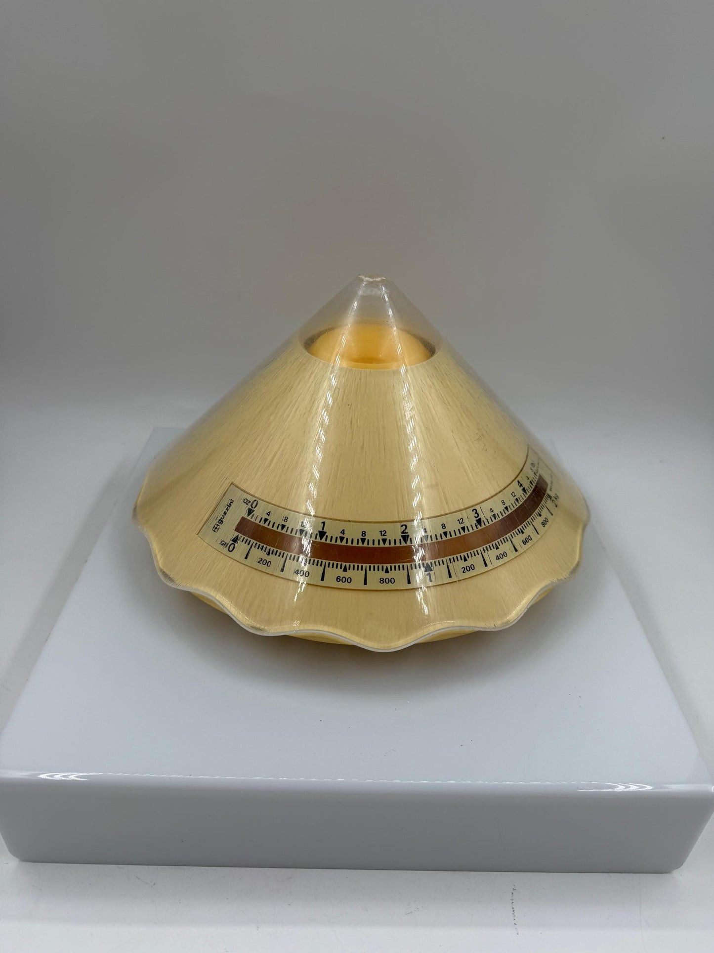 Vintage Space Age Küchenwaage in Pyramidenform Cremegelb 1970er