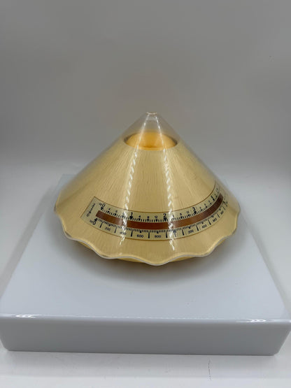 Vintage Space Age Küchenwaage in Pyramidenform Cremegelb 1970er