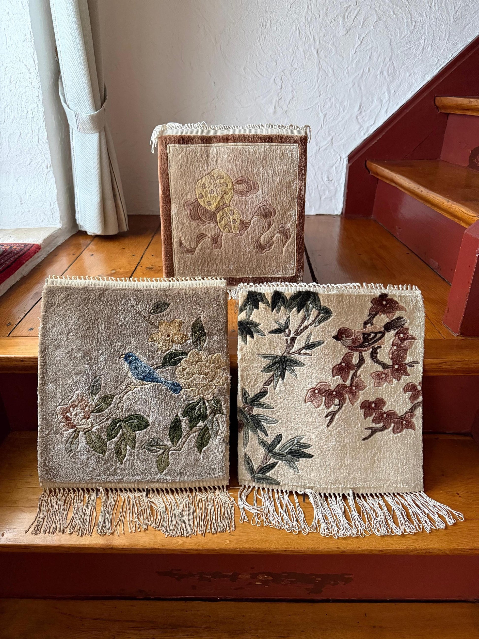 Set von 3 Vintage Seidenteppich mit Blumen-Vogel-Motiv, China 35x35cm