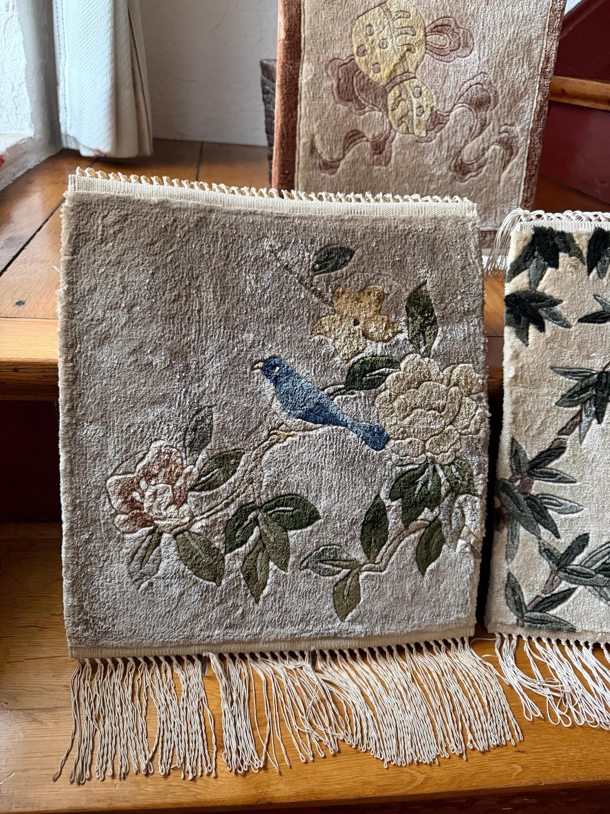 Set von 3 Vintage Seidenteppich mit Blumen-Vogel-Motiv, China 35x35cm