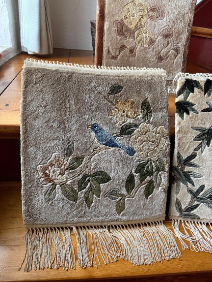 Set von 3 Vintage Seidenteppich mit Blumen-Vogel-Motiv, China 35x35cm