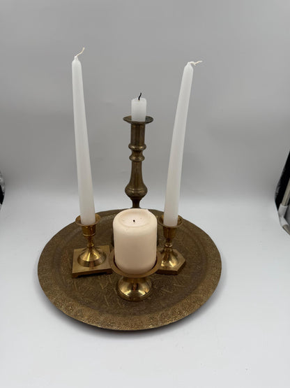 Vintage Kerzenhalter-Set mit graviertem Messingtablett