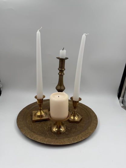 Vintage Kerzenhalter-Set mit graviertem Messingtablett