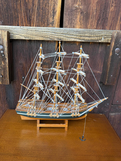 Vintage Modellschiff Dreimaster aus Hartholz, 32 cm